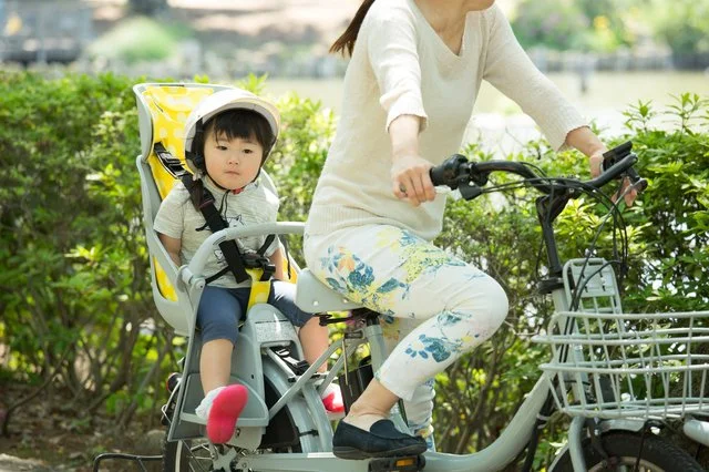 笑顔で登園する園児と保護者