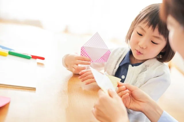 親子で折り紙を楽しむ様子